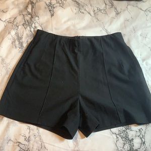 Zara Basic Black Exposed Seam Shorts w pockets